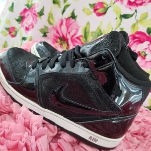 Black high top Nike sz 7